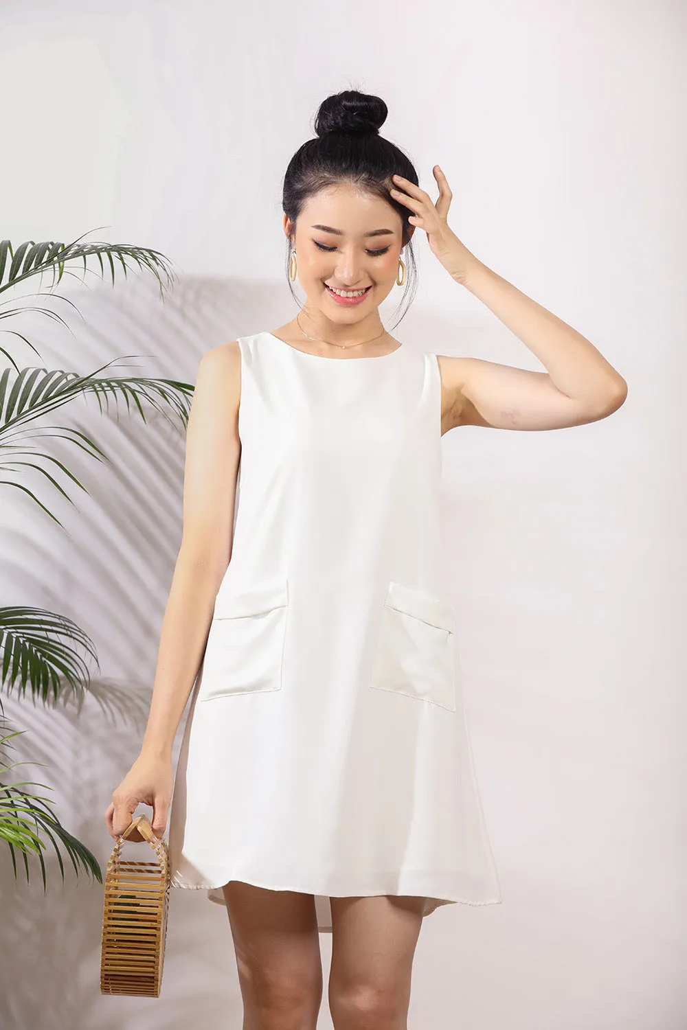 Nella Front Pockets Shift Dress in White